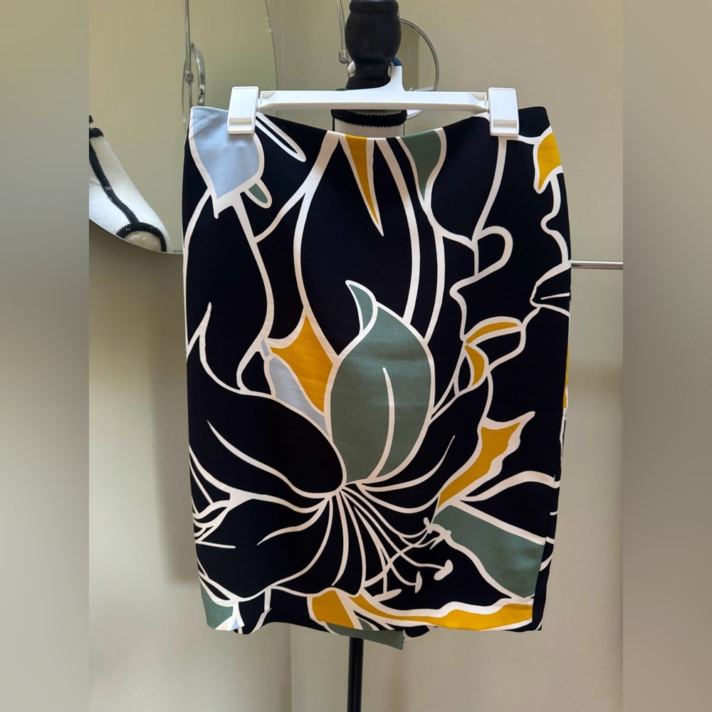 Ann Taylor modern Floral Print Women's knee length skirt, size 8